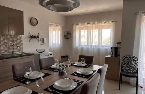 Marsaxlokk Casa | Cozy, Spacious 3 Bedroom Maisonette, 6 to 9 ppl, 1 min walk from Seafront