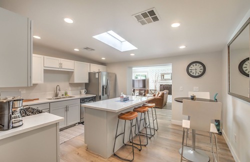 Winchester Casa | Cozy, spacious 4 bedroom house! Near strip!