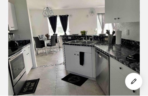 Kissimmee Casa | Cozy Spacious 4bd with Garden tub near Disney