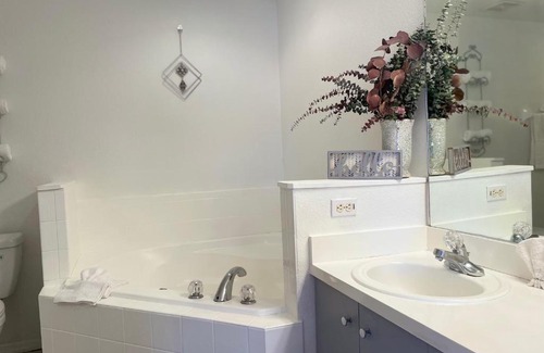 Kissimmee Casa | Cozy Spacious 4bd with Garden tub near Disney