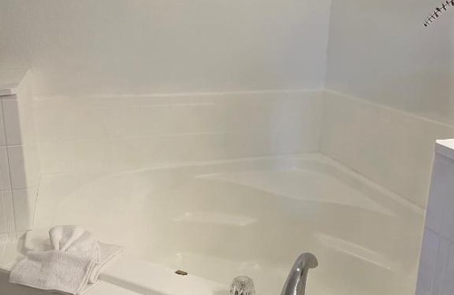 Kissimmee Casa | Cozy Spacious 4bd with Garden tub near Disney