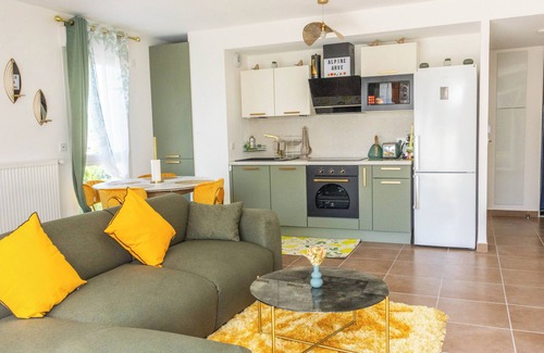 Cluses Apartamento | Cozy, Spacious condo with balcony and beautiful serene mountain views.