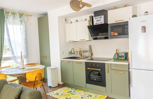 Cluses Apartamento | Cozy, Spacious condo with balcony and beautiful serene mountain views.