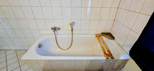 Halle Casa | Cozy spacious room near Halle Hbf w/ iPad, Netflix & Wi-Fi