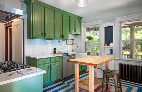 South Providence Apartamento | Cozy & Spacious home next to Gorgeous City Park - Outdoor Dining, Hot Tub & Gym!