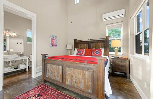 Dripping Springs Casa | Cozy Spacious Studio Cottage for a Peaceful Romantic Escape to Texas Hill Country near Dripping Springs, Texas