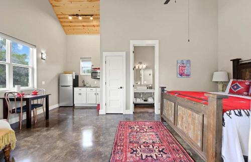 Dripping Springs Casa | Cozy Spacious Studio Cottage for a Peaceful Romantic Escape to Texas Hill Country near Dripping Springs, Texas