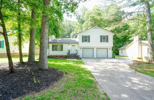 Loganville Casa | Cozy/ spacious split level house.