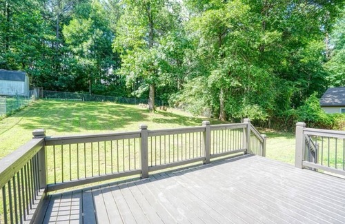 Loganville Casa | Cozy/ spacious split level house.