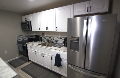 Aurora Casa | Cozy, spacious Two-bedroom Basement Apartment in peaceful neighborhood!