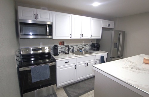 Aurora Casa | Cozy, spacious Two-bedroom Basement Apartment in peaceful neighborhood!