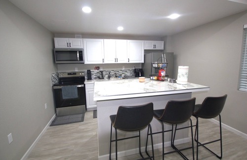 Aurora Casa | Cozy, spacious Two-bedroom Basement Apartment in peaceful neighborhood!