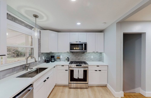 Fayetteville Casa | Cozy Split Level Pet Friendly Monthly Rental Home
