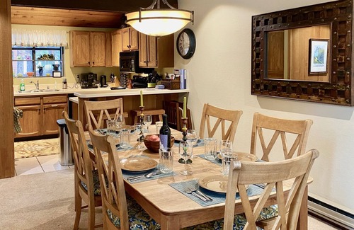 Mammoth Lakes Casa | Your High Sierra Basecamp - A pie de restaurantes / tiendas, piscina, jacuzzi, ideal para familias
