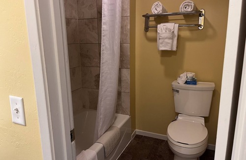 Downtown Monterey Casa | Cozy Standard Queen Room Near Beach and Across Lake!