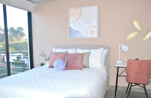 Zona 16 Apartamento | Cozy Stays Cayala Apartments near USA Embassy 601