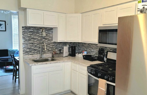 St. Louis Casa | Cozy STL Newport Suite, close to Downtown, Hospitals, Universities, and schools.