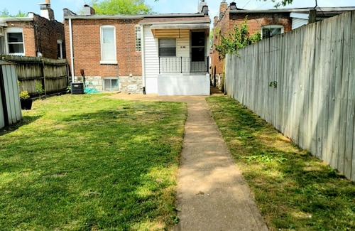 St. Louis Casa | Cozy STL Newport Suite, close to Downtown, Hospitals, Universities, and schools.