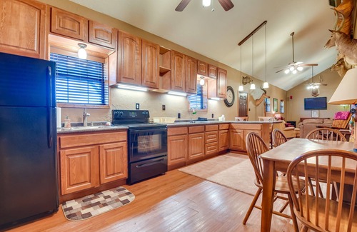 Palo Pinto County Cabina | Cozy Strawn Cabin w/ Pool Access - Near Lake!