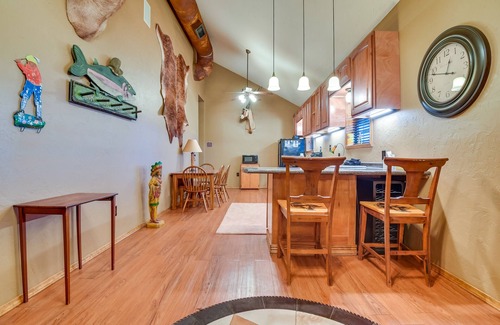 Palo Pinto County Cabina | Cozy Strawn Cabin w/ Pool Access - Near Lake!