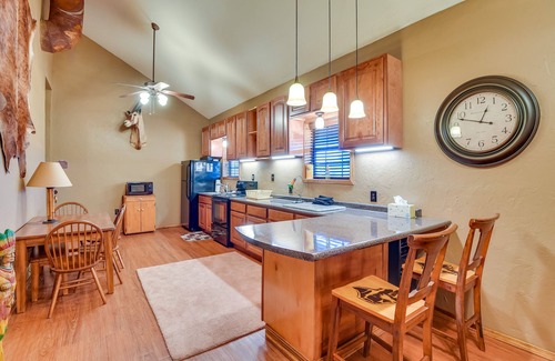 Palo Pinto County Cabina | Cozy Strawn Cabin w/ Pool Access - Near Lake!