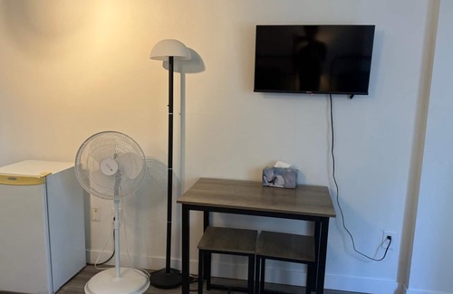 Eau Claire Apartamento | Cozy Studio | 2 Twin Beds, Steps from Bow River
