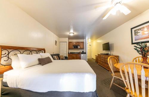 Truckee Casa | Cozy Studio #226 at Donner Lake Village