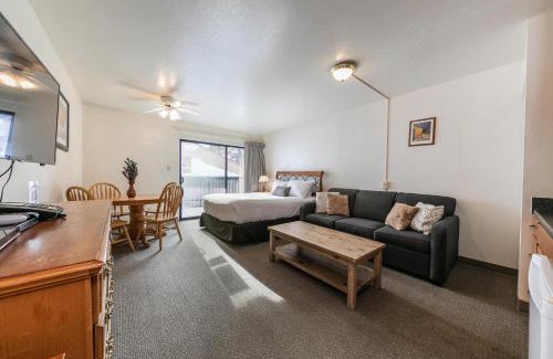 Truckee Casa | Cozy Studio #226 at Donner Lake Village