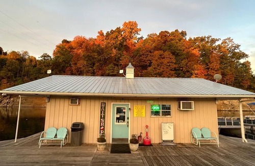 Dandridge Cabina | Cozy studio for two nestled on Lake Douglas near Gatlinburg and Pigeon Forge!
