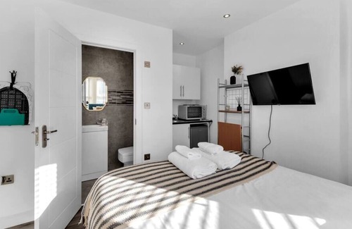 Croham Apartamento | Cozy Studio Gem: Newly Renovated Stylish Space