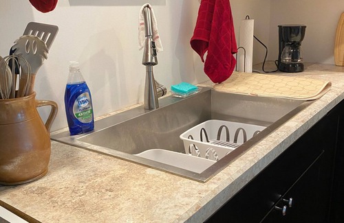 Johnsonville Apartamento | Cozy studio, immaculate, country setting with hot tub.