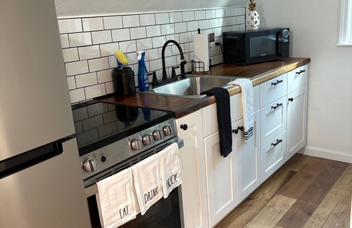 Tallahassee Apartamento | Cozy studio in charming NE Tallahassee. 10 miles to the Capital and FSU stadium.