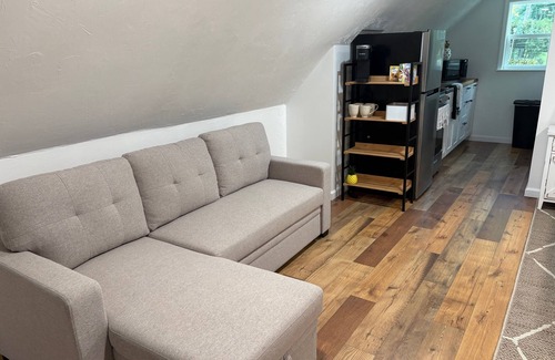 Tallahassee Apartamento | Cozy studio in charming NE Tallahassee. 10 miles to the Capital and FSU stadium.