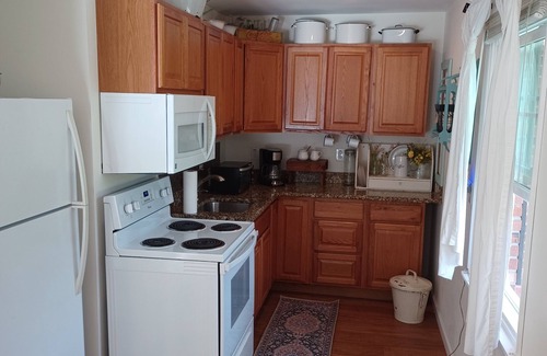 Lewisville Apartamento | Cozy studio in charming Elkton with AC and WiFi included. 3 miles from Fair Hill