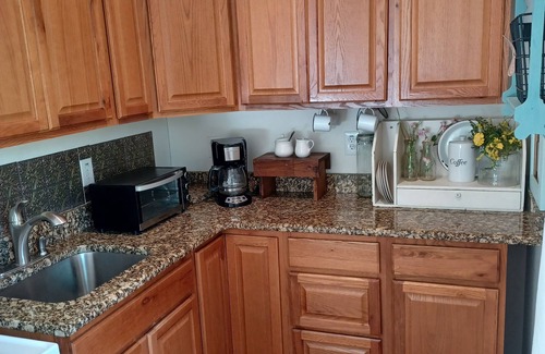 Lewisville Apartamento | Cozy studio in charming Elkton with AC and WiFi included. 3 miles from Fair Hill