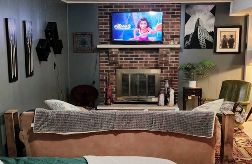 Richmond Apartamento | Cozy studio in Richmond, close to the interstate.Includes WiFi, fireplace