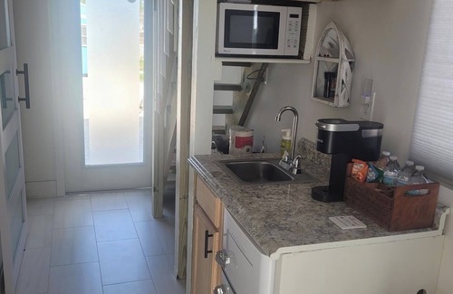 Ruskin Apartamento | Cozy studio in serene Ruskin with AC and WiFi