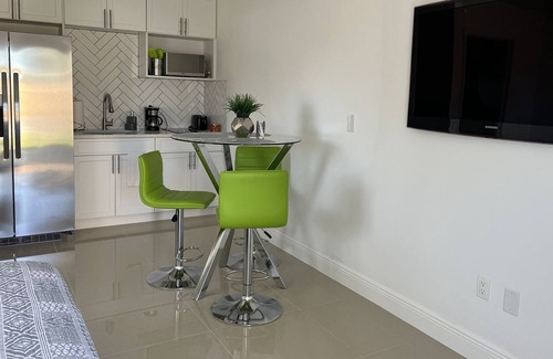 Greenacres Apartamento | cozy studio in the hearth of WPB