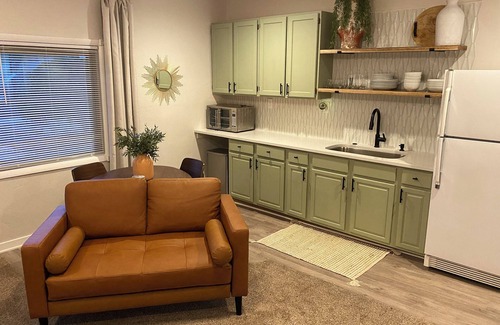 Green Springs Apartamento | Cozy studio in Washington with WiFi, AC, close to restaurants & shopping.