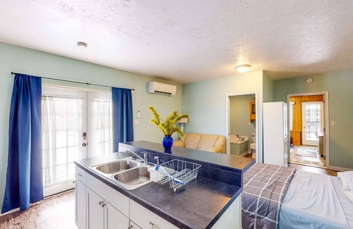South Bend Apartamento | Cozy studio near Notre Dame with jetted tub & central AC - dog-friendly