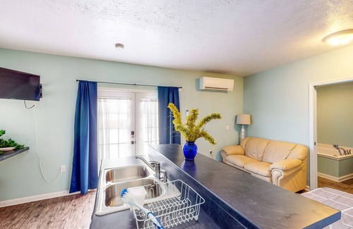South Bend Apartamento | Cozy studio near Notre Dame with jetted tub & central AC - dog-friendly