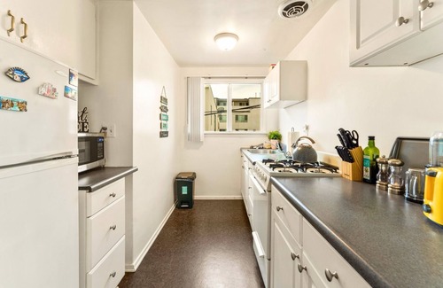 Palms Apartamento | Cozy Studio near WeWork, Sony, DT Culver City & Marina Del Ray w/ Parking
