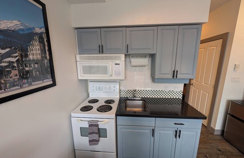 Village North Apartamento | Cozy studio on Main Street with hot tub, sauna and gym