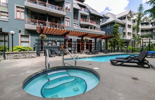 Village North Apartamento | Cozy studio on Main Street with hot tub, sauna and gym