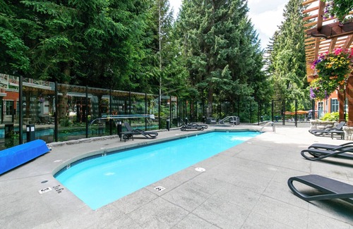 Village North Apartamento | Cozy studio on Main Street with hot tub, sauna and gym