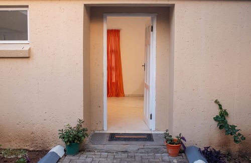 Greater Johannesburg Metropolitan Area Apartamento | Cozy Studio Room to Rent in Johannesburg City