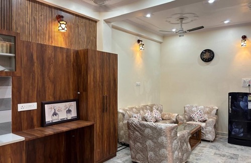 Varanasi Apartamento | Cozy studio room with 2 beds in central Banaras, Charming interior and furniture