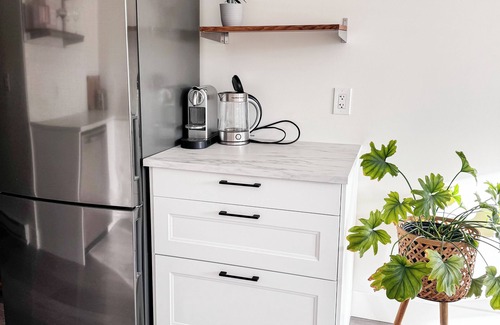 White Rock Apartamento | Cozy studio suite, walking distance to the beach and restaurants!