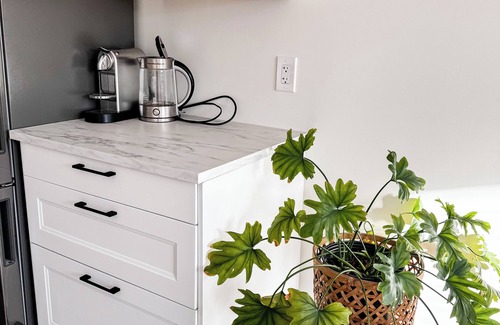 White Rock Apartamento | Cozy studio suite, walking distance to the beach and restaurants!