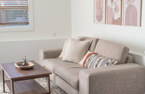 White Rock Apartamento | Cozy studio suite, walking distance to the beach and restaurants!
